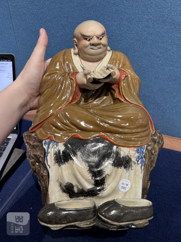 民国 曾龙升粉彩诵经罗汉瓷塑 - 图2